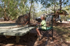 Edith Falls - Henry muss noch schnell etwas am Computer machen