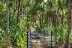 Maguk Falls -  er hat Sandalen an und muss nicht barfuss durch