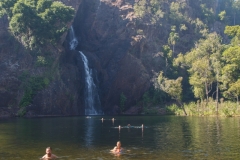 Wangi Falls, im Hintergrund sieht man den Rauch von einem der Feuer
