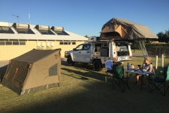 Papa werkelt, Mama geniesst die Sonne