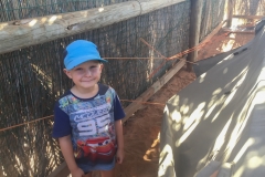 Henry zeigt uns wie man das Zelt richtig fest macht