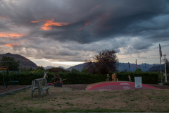 Sonnenuntergang auf dem Spielplatz statt am See