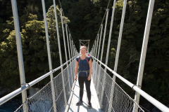 Mamma auf der Hängebrücke