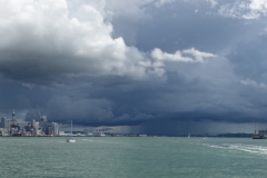 Dunkle Wolken über Auckland