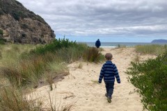 Wir können am Strand lang