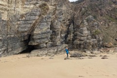 An hohen Felsen vorbei