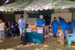 Charlie beim Boot bauen
