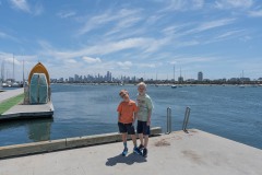 Vor der Skyline von Melbourne