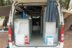 Die Küche - links Gaskocher uns Spüle, rechts Kühlschrank und Stauraum