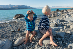 Zwei Minuten später flogen die Steine durch die Gegend
