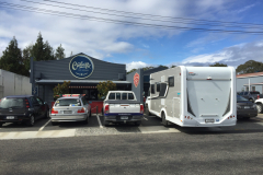 Für eine Cremeschnitte zwängt Man(n) sich auch in die kleinste Lücke