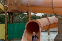 Auf der Wasserrutsche