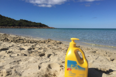 Sonnencreme in der 1 Liter Flasche am Meelup Beach