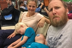 Völlig erledigt am Gate