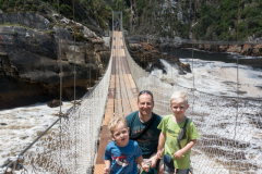 Die Jungs auf der Hängebrücke