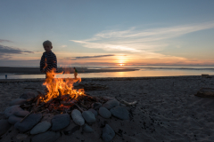 Lagerfeuer bei Sonnenuntergang