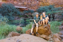 Familienbild am Circular Pool - es ist jedesmal ein Drama in drei Akten bis alle in die Kamera schauen